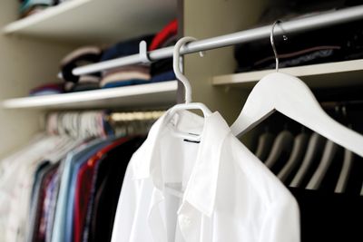 Welche Capsule Wardrobe funktioniert für den Büroalltag?