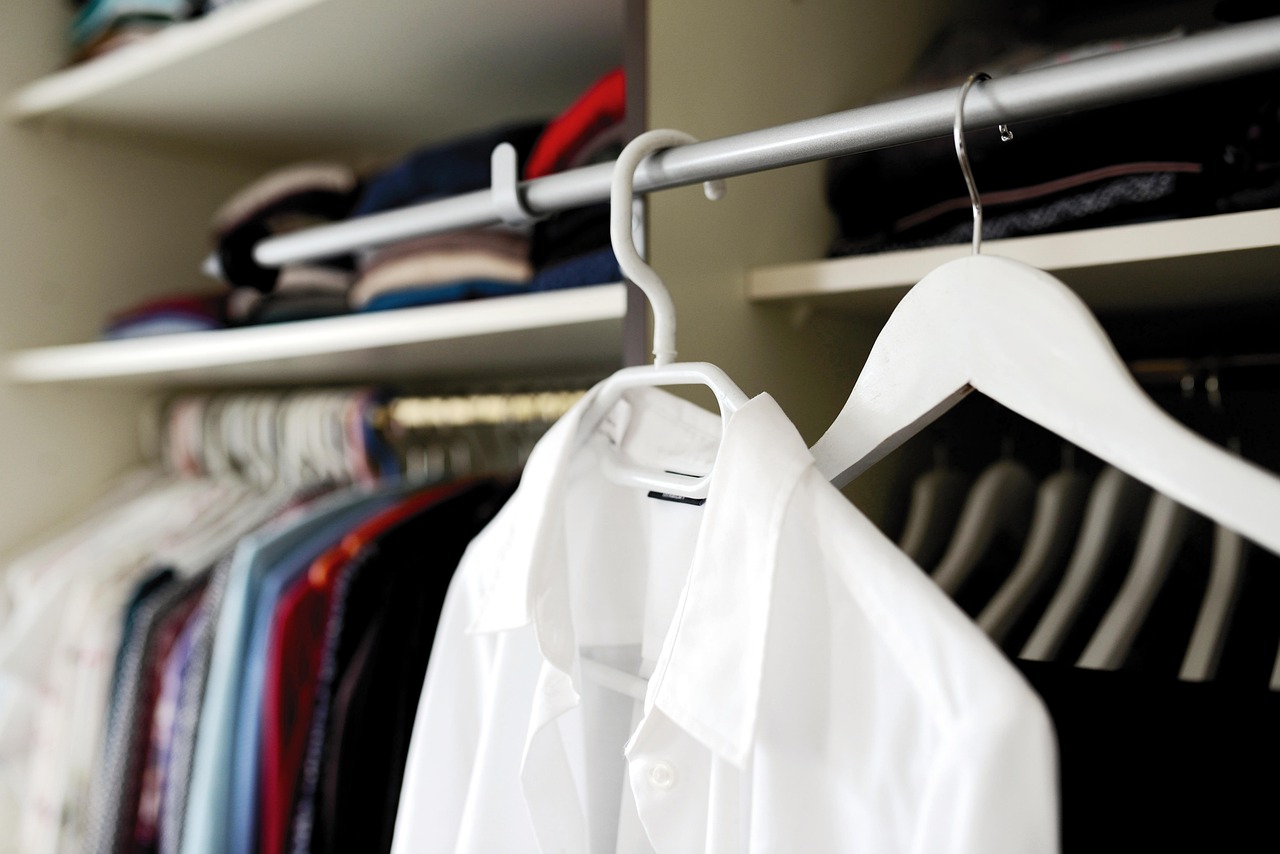 entdecken sie die kunst der capsule wardrobe: stilvolle, vielseitige und zeitlose kleidung für jeden anlass, die ihren kleiderschrank optimal organisiert und ihren persönlichen stil unterstreicht.